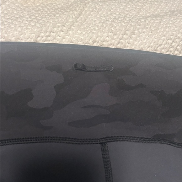 Women’s Lululemon athletica Dark Camouflage Leggings Sz 18 Barely Worn 28” - Picture 6 of 9